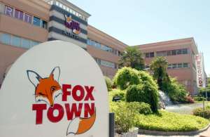 Mendrisio: Fox Town. Nella foto logo e scritta davanti a centro commericale Foxtown. Centri commerciali e acquisti. Esterno esterni.©Ti-Press/Reto Albertalli